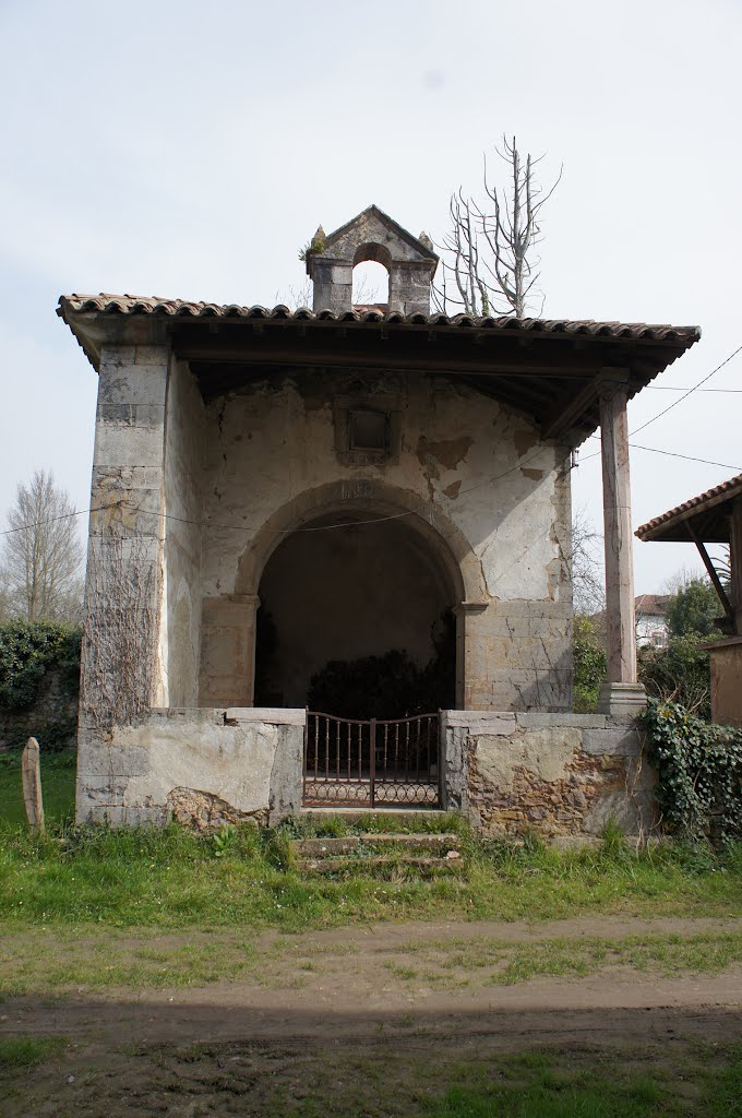 Capilla en palacio de los Cañedo. by La Casa del Chiflón (Bulnes)