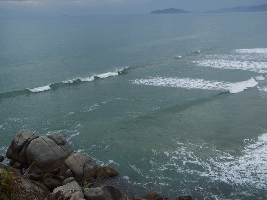 Praia de Moçambique - Ondas no Mar by Paulo H. Lima