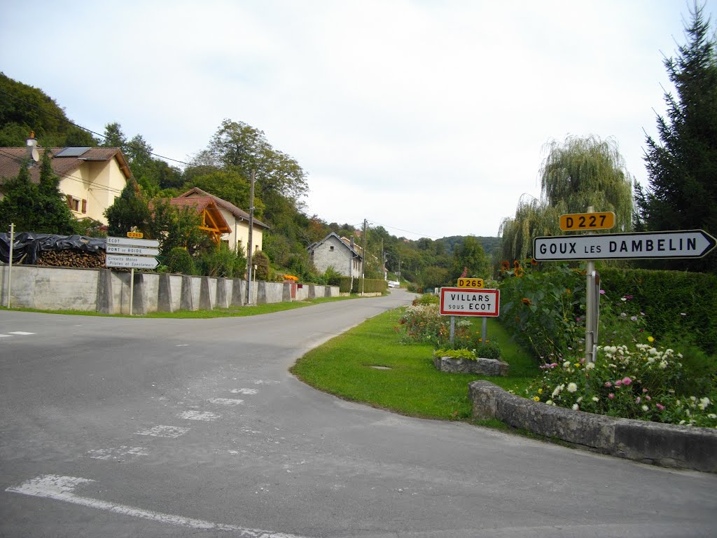 Entrée NO de Villars-sous-Ecot by Claudius B.