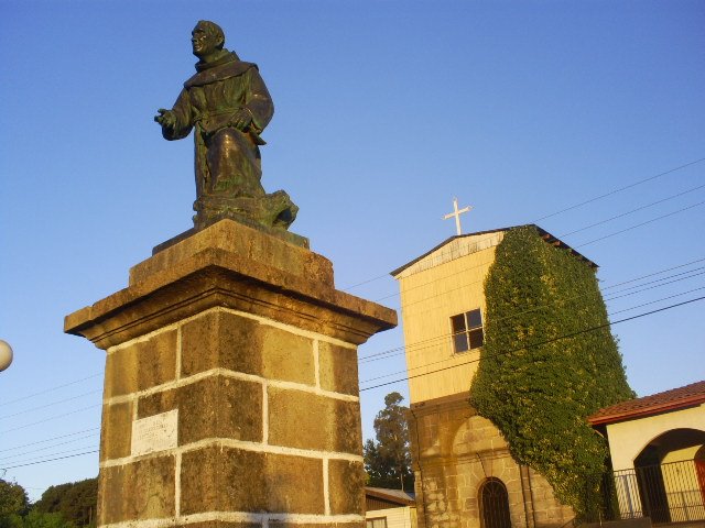 Estatua P. Alexander Manera (fuerte Mulchén) by Juan Patricio Gonzalez