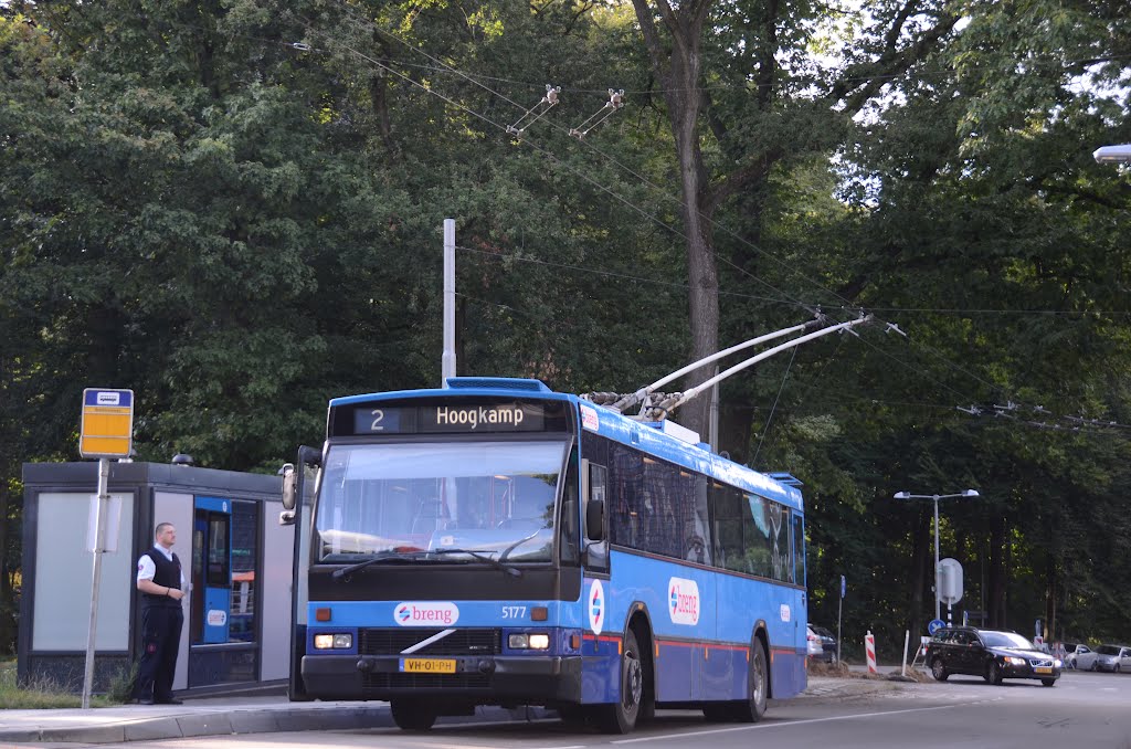 At the opposite side of the Shell station (see next picture) is a modern trolleybus waiting by Henq