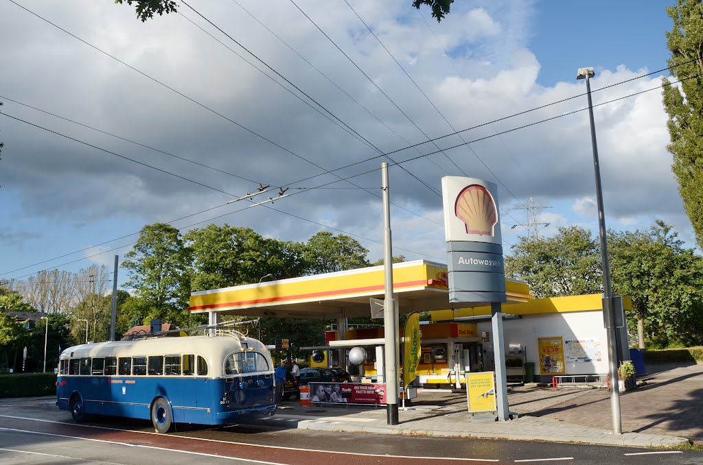 The old-timer trolleybus from the backside at the Shell station Bakenbergseweg Arnhem/Schaarsbergen by Henq