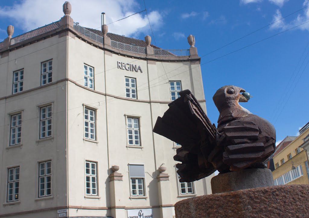 Statue: Bird with Gold Apple (Aarhus) by Torben Breindahl