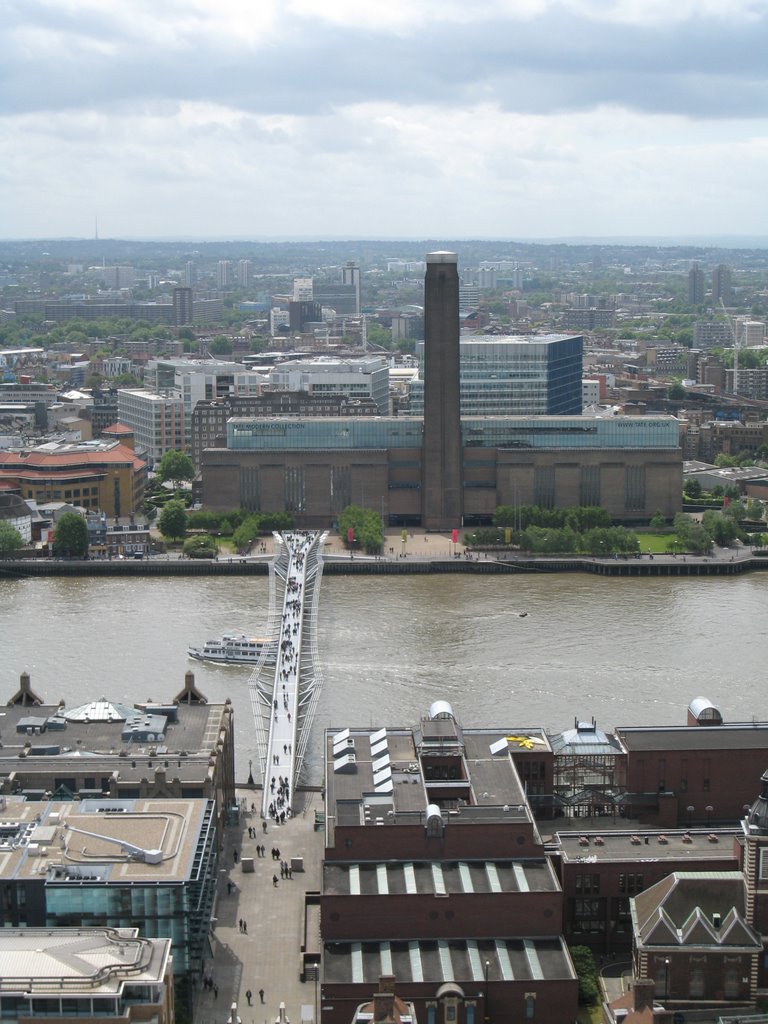 Tate Modern from the top of St Paul's Cathedral in Mai 2007 by Sebastien Ginestiere