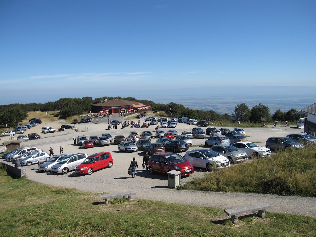 Chalet hôtel du Grand Ballon : La foule des grands jours ! En bas, la plaine d'Alsace ! by TitTornade