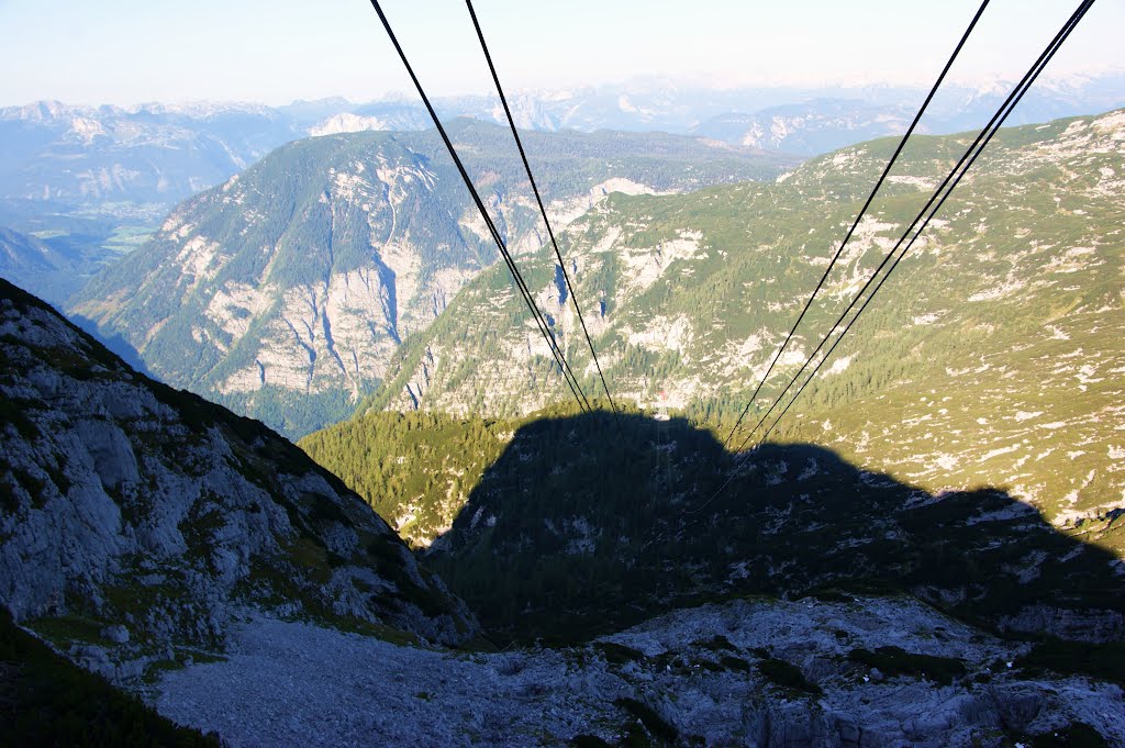 Blick von der Krippenstein-Bergstation zur Mittel-Station Schönberg-Alm. by gansterer