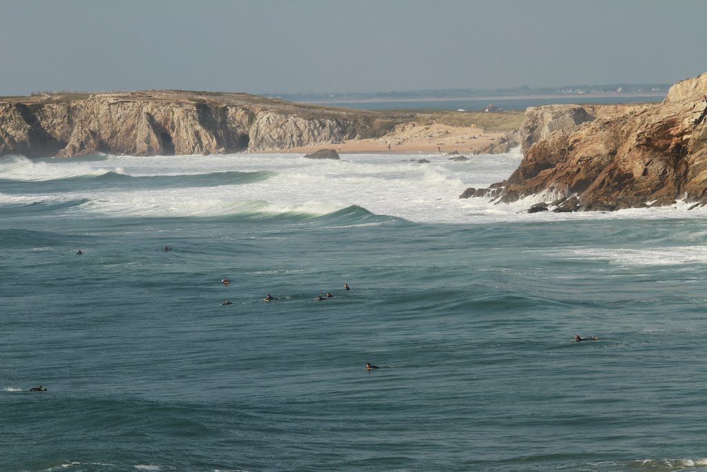 Quiberon: La Côte Sauvage avec des Surfeurs by lioneldupin