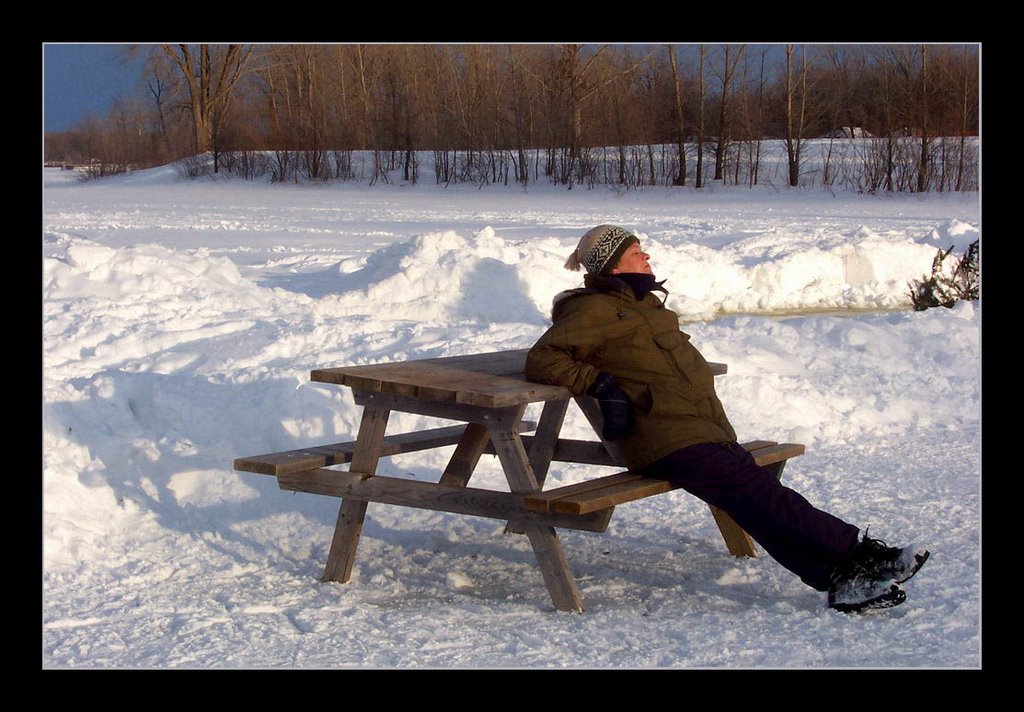 Winter at the beach (playera lunática jeje más a gusto que un arbusto) by Syl de Canada