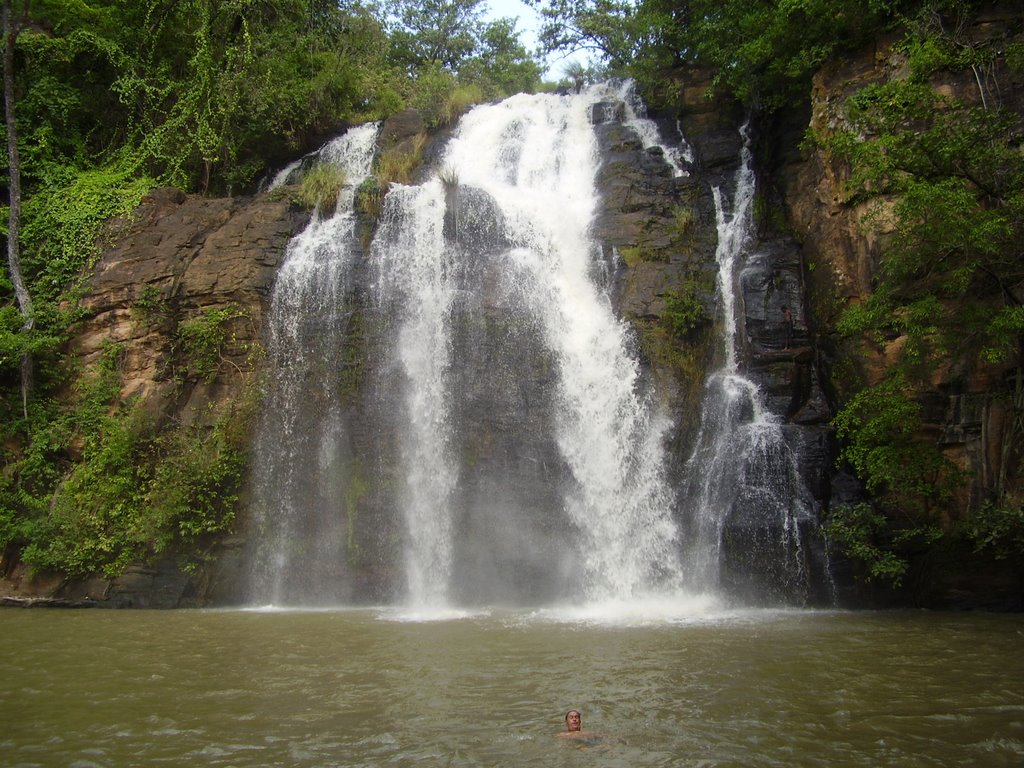 Tanougou falls by rcazzaniga