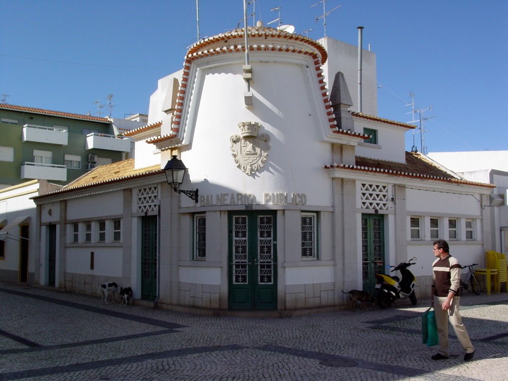 Balneario Público (Public Bath) by Martin Guiver