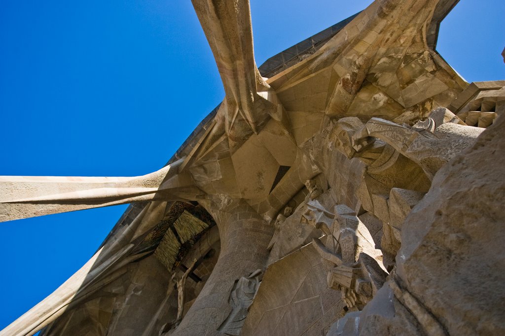 Sculptures by entrance of La Sagrada Familia by www.fiskum.org