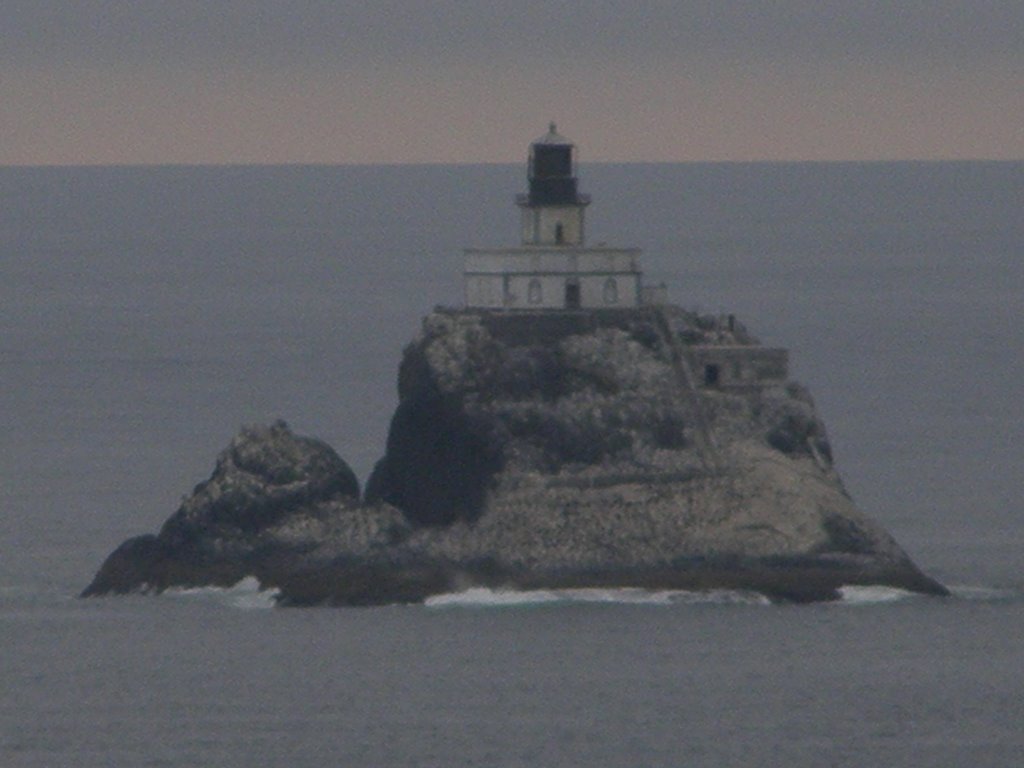 Light house off of Ecola State Park by moochie420