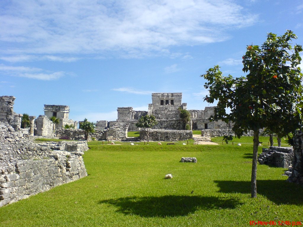 Piramide tulum by leonel treviño