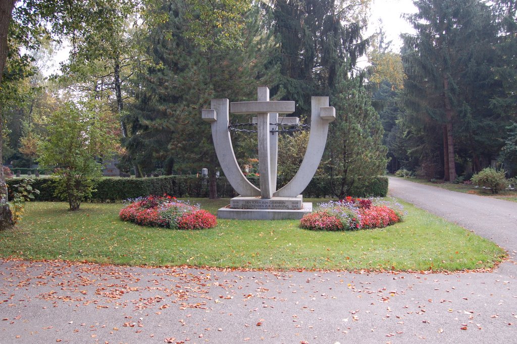 Kriegerdenkmal im Friedhof by Hubert JOACHIM