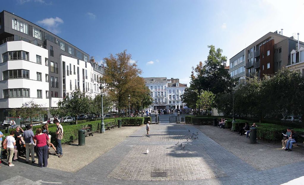 Bruxelles, petit square au centre de la Place Anneessens by charles lecompte