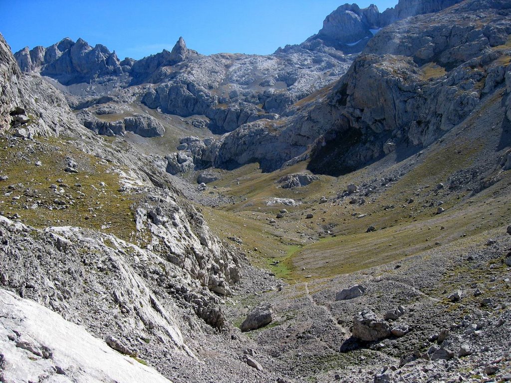 Hoyo Grande Bajero (León) by La Casa del Chiflón (Bulnes)