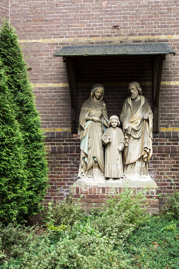 Rijksmonument Beeldengroep Heilige Familie by HdB1973