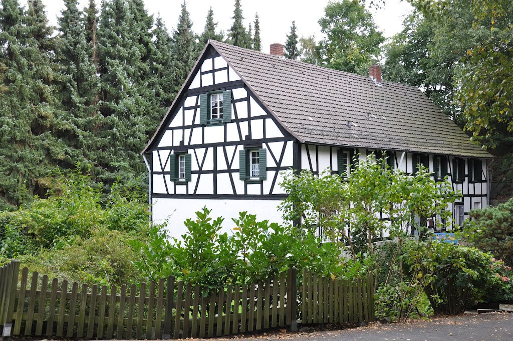 Lohmar / Germany: Gepflegtes Fachwerkanwesen in Alt - Lohmar, Brückenstrasse. Abgelichtet im September 2012 by © "Earth Views"