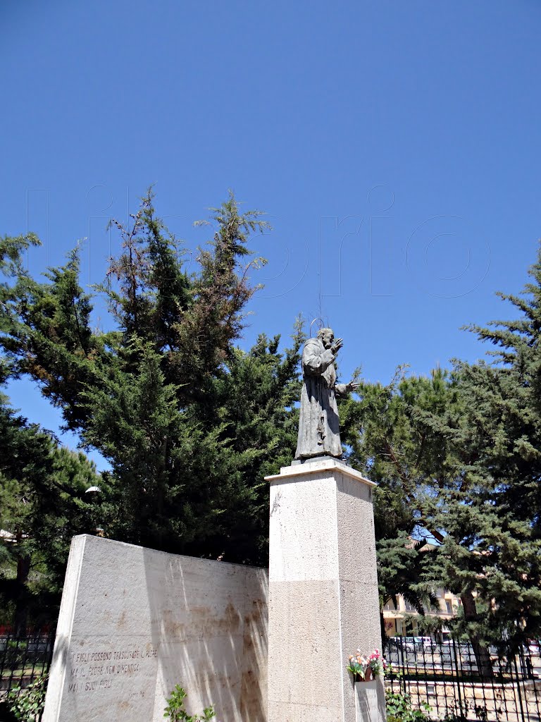 Piazza Padre Pio Valenzano Italia by liborio_car