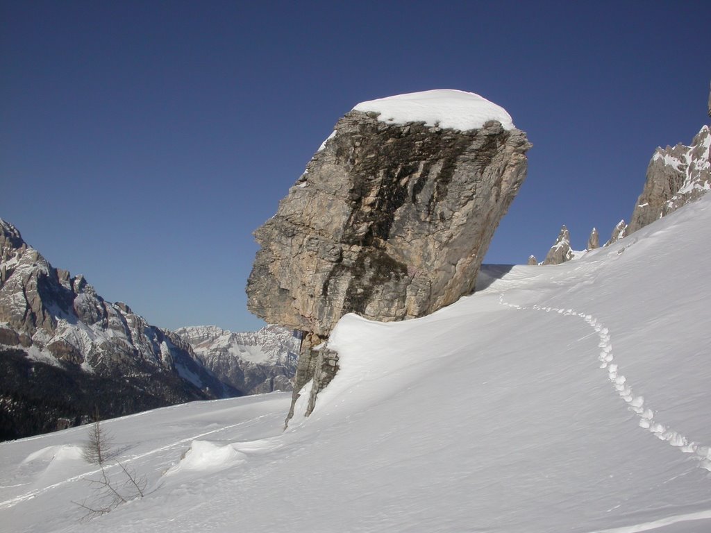 Testone di Pietra salendo a forc. Giau by Giuseppe Baldovin