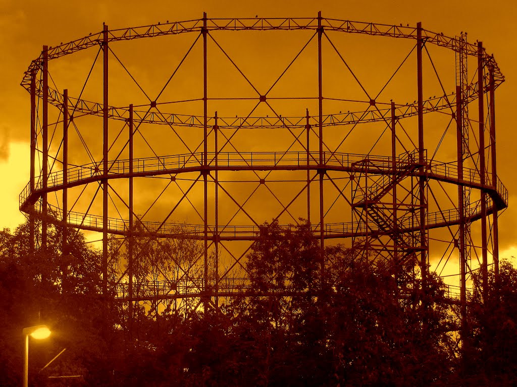 Gasometer farbig verspielt by C.Butterbrodt