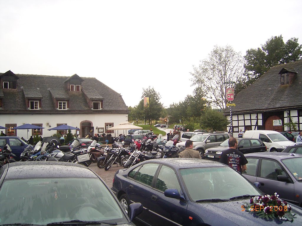 Biker-Hotel Tonenburg, Parkplatz, Sept.2008 by International_Nettester