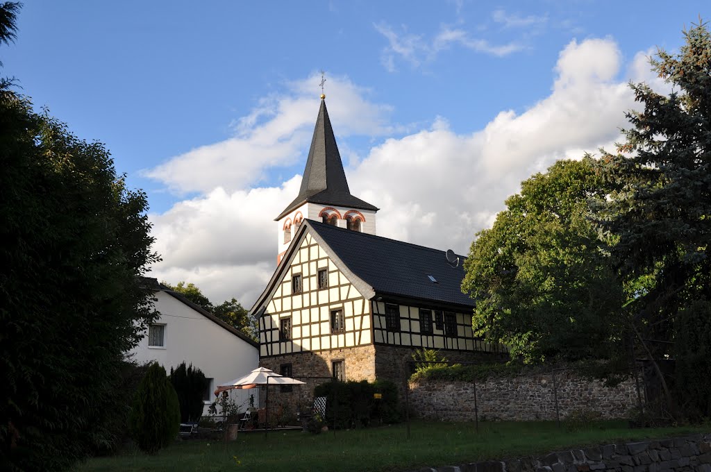 Oberpleis / Germany: Teil einer alten Hofanlage (Landwirtschaft), mit Teilansicht von "Sankt Pankratius". Abgelichtet im September 2012 by © "Earth Views"