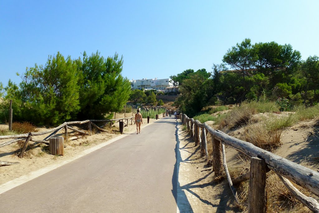 Promenade à la plage. by Chapelle  Willy