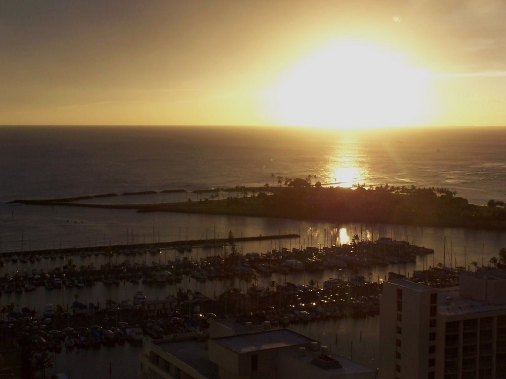 Golden sunset in Waikiki beach by passionnée