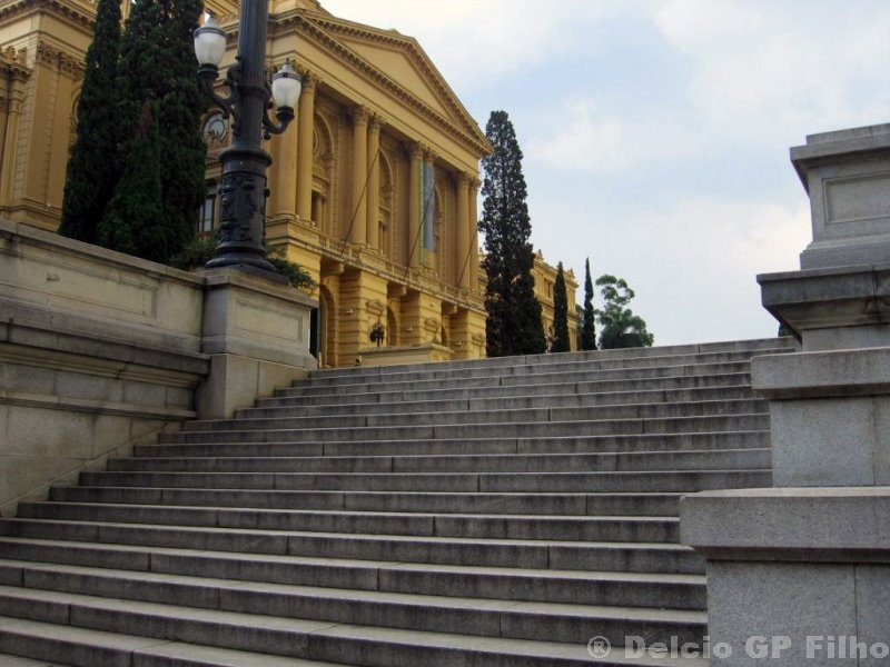 Escadaria e Museu do Ipiranga ao fundo by Delcio