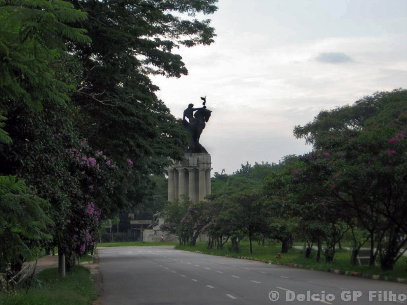 Av. Prof. Luciano Gualberto com Pça. Ramos de Azevedo ao fundo by Delcio