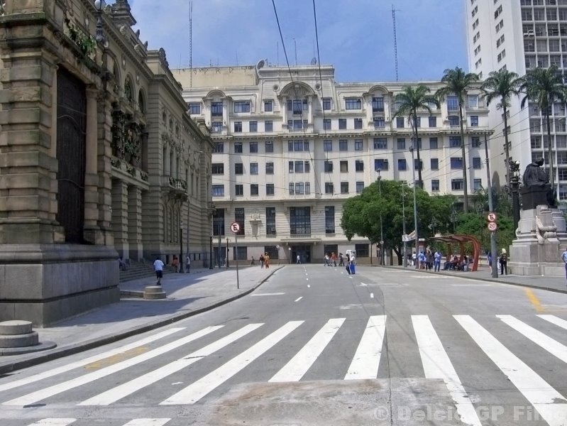 Rua Xavier de Toledo (Teatro Municipal à esq.) by Delcio