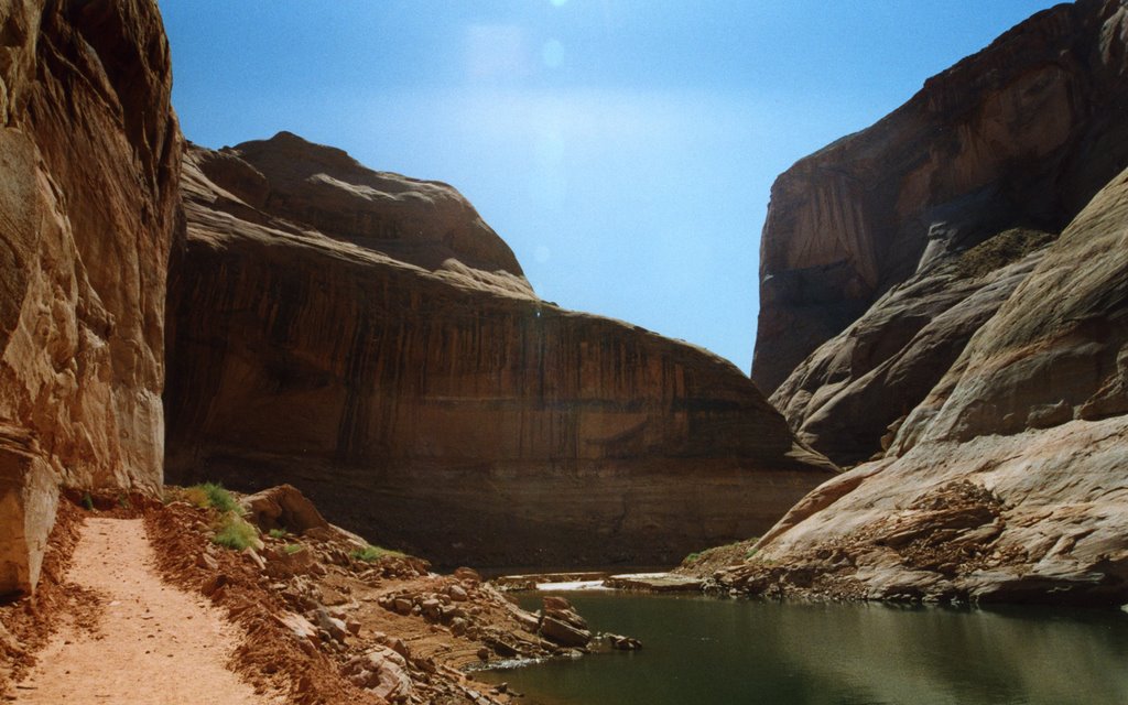 footpath to rainbow bridge national monument by Susanne Rommel