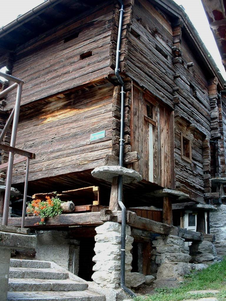 Suisse, gros plan sur un vieux chalet de montagne à Zermatt by Roger-11