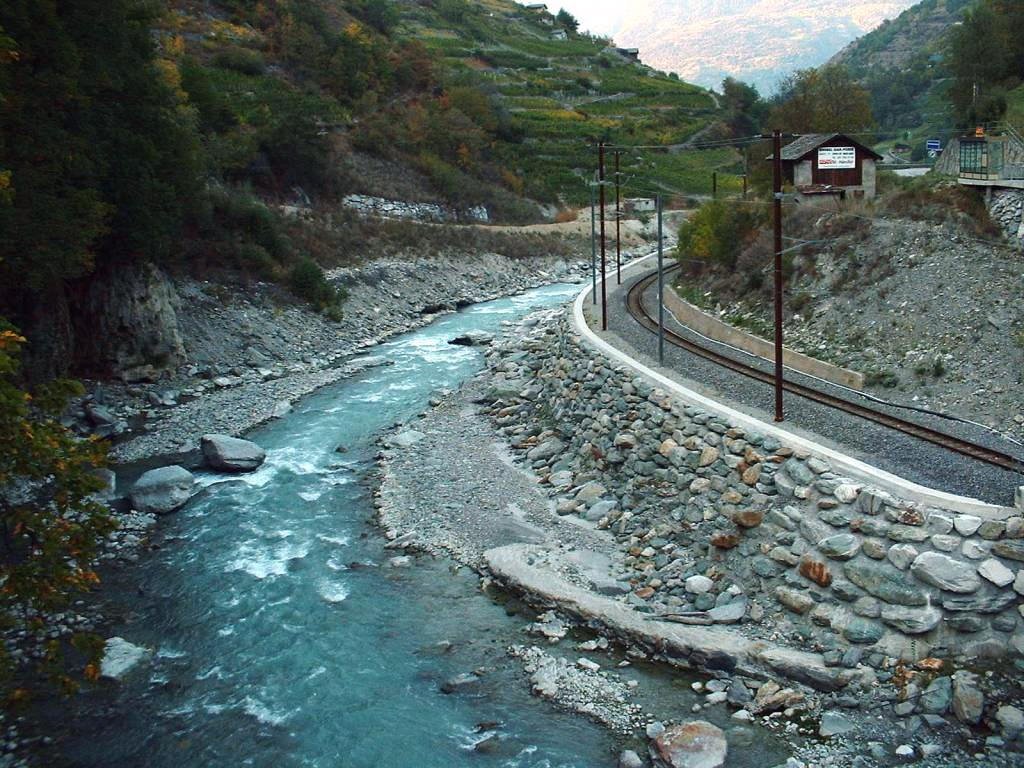 Suisse, la voie ferrée et le torrent sur la route de Zermatt by Roger-11