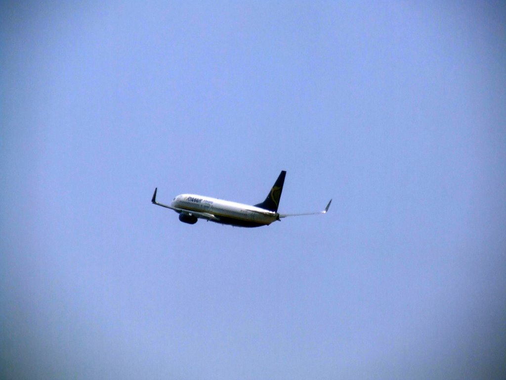 Ryan Air takeoff from Valencia's airport by f.cata