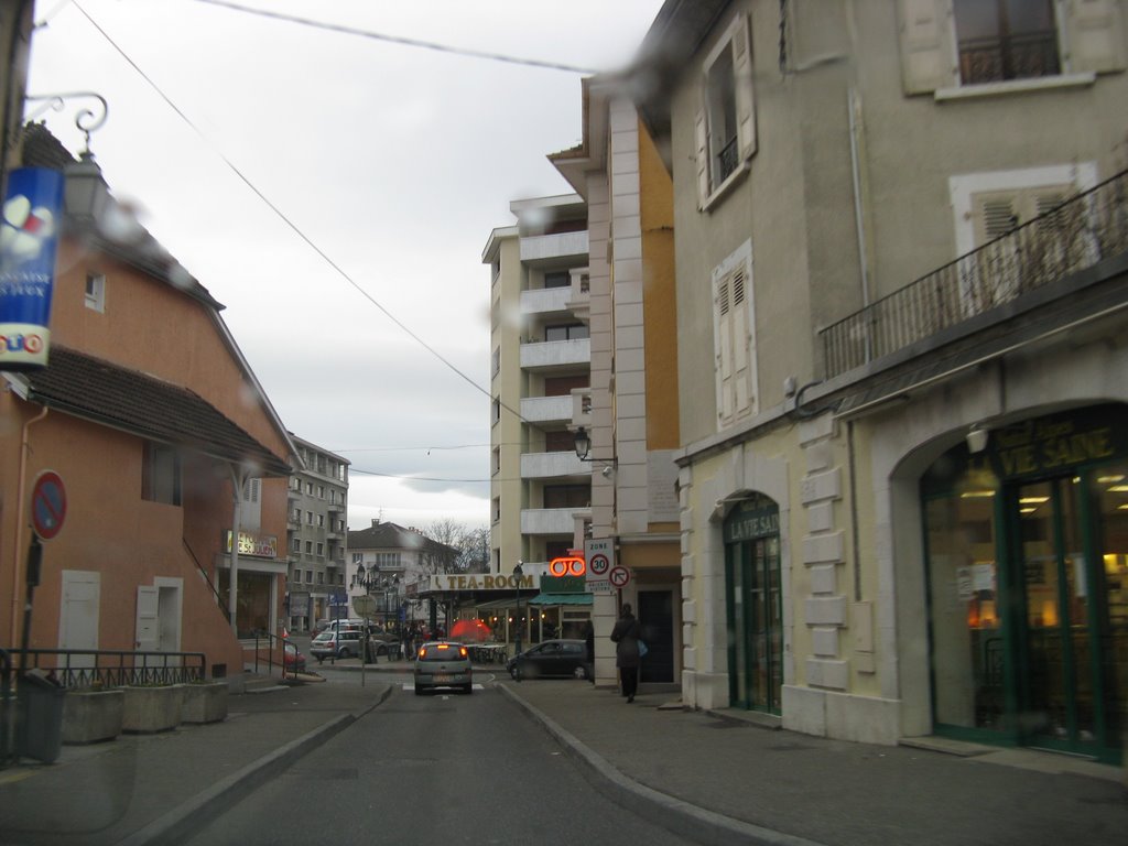 Rue Fernand David, magasin bio à droite by Paul Myers