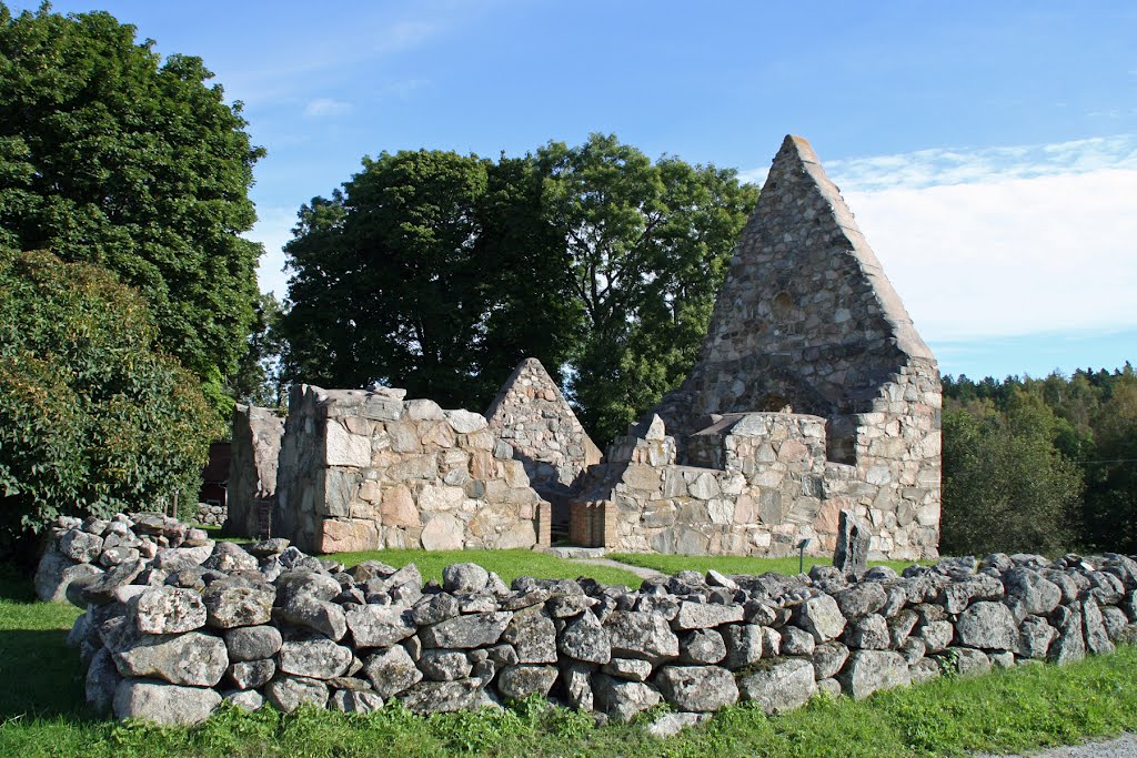 Össeby kyrkoruin by Anders Bystedt