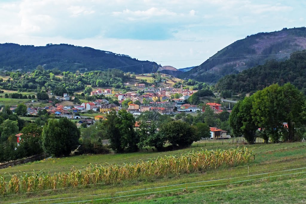 Infiesto, visto desde Cardes, Piloña.Principado de Asturias. by Valentín Enrique