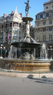 Somptueuse fontaine aux abords du Palais Royal by zagreus