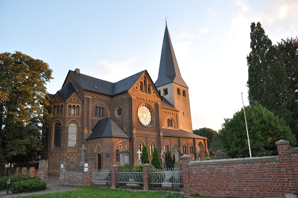 "Sankt Matthäus / Niederkassel am Rhein. Abgelichtet im September 2012 by © "Earth Views"