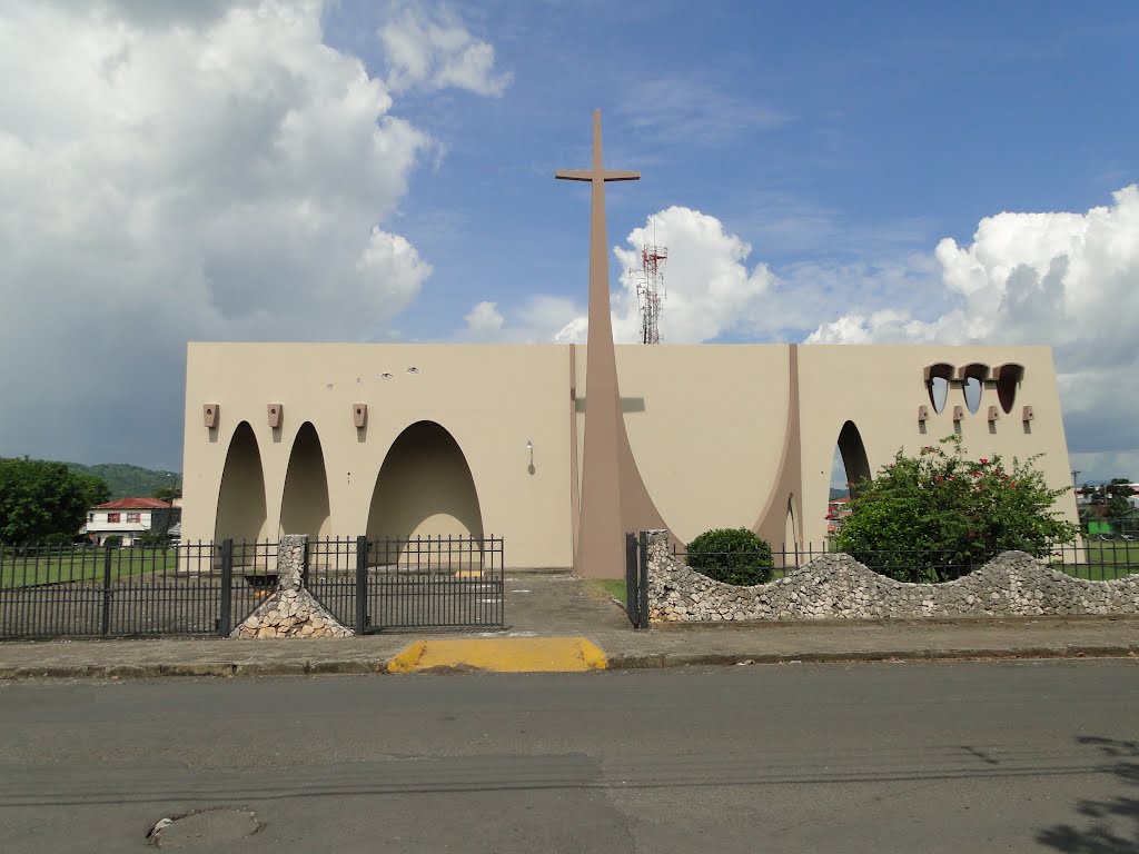 Iglesia de Nicoya by Gino Vivi