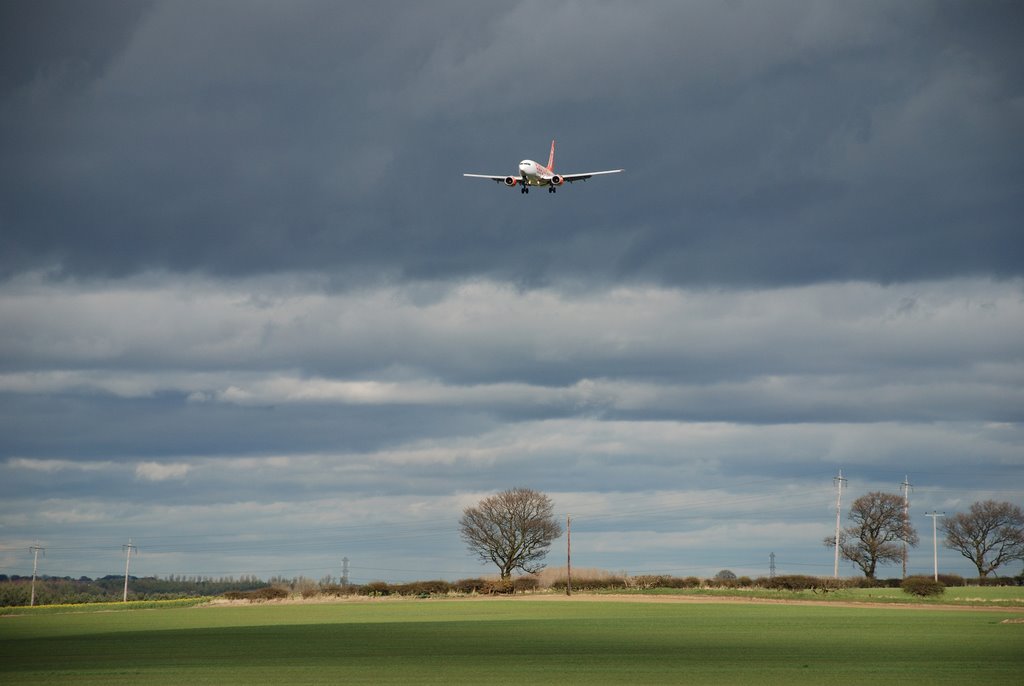 Newcastle Airport - Jet approaching runway 25 by bobpercy