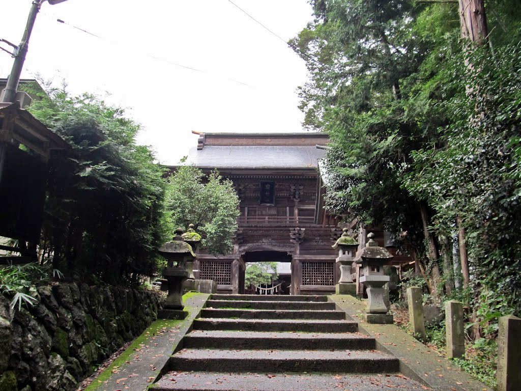 刈田嶺神社参道、Main approach to Kattamine-jinja shrine by Bachstelze