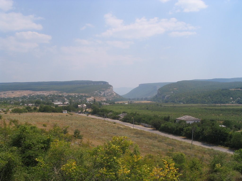 Посёлок Танковое за Бахчисараем, ущелье в сторону Ай-Петри by evgus