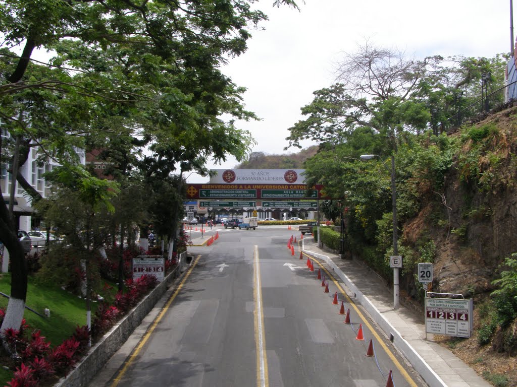 UCSG, Guayaquil by Carlos Echanique