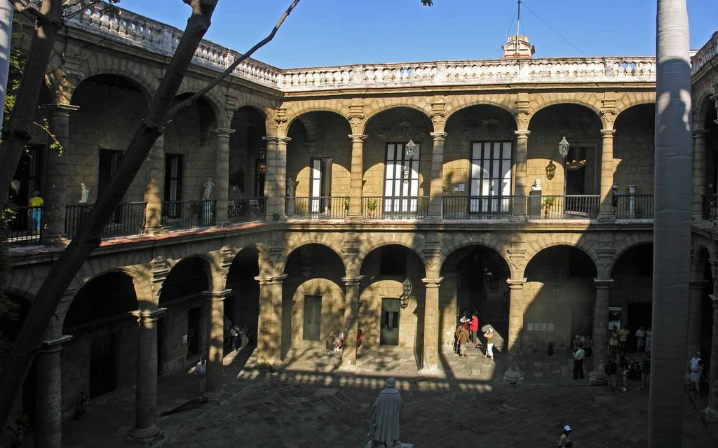 Havanna tour 71o pan (City Museum courtyard) by Cliff Jennings