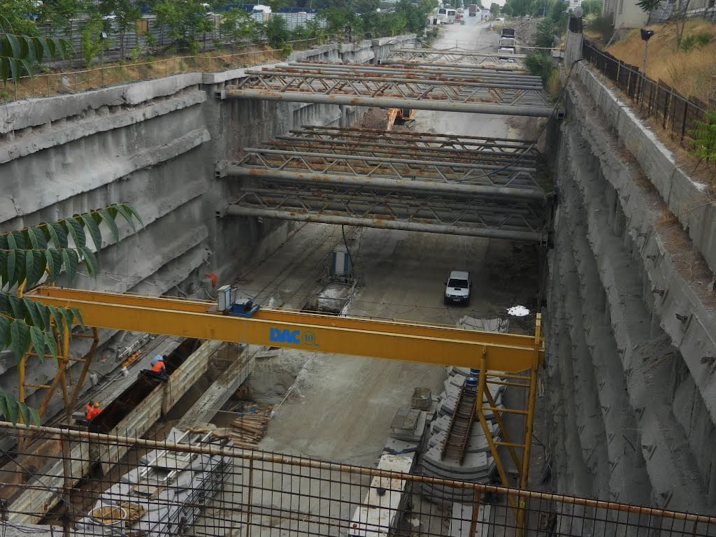 Metro durağının yakın olması, bu Süzgeçin arsasının yeri sanırım iştah kabartıyor by Ahmet Soyak