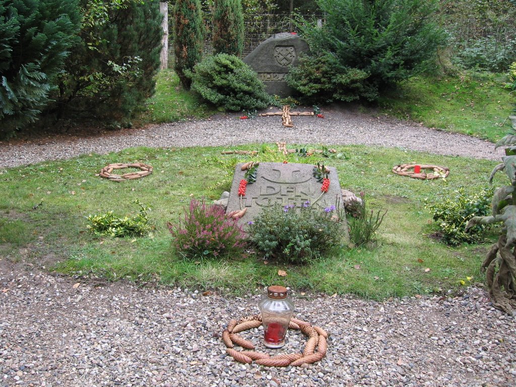 Deutscher Soldatenfriedhof Essel - 2. Wk. (German War Cemetery) by juerwin