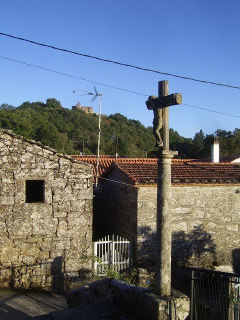 Sta Eufemia de Milmanda baixo o Alcázar de Milmanda,Celanova. by rafaeliux